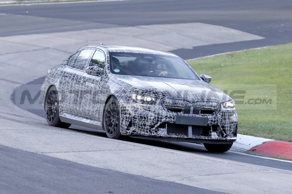 BMW M5 2025: primo avvistamento della versione di produzione [FOTO SPIA]