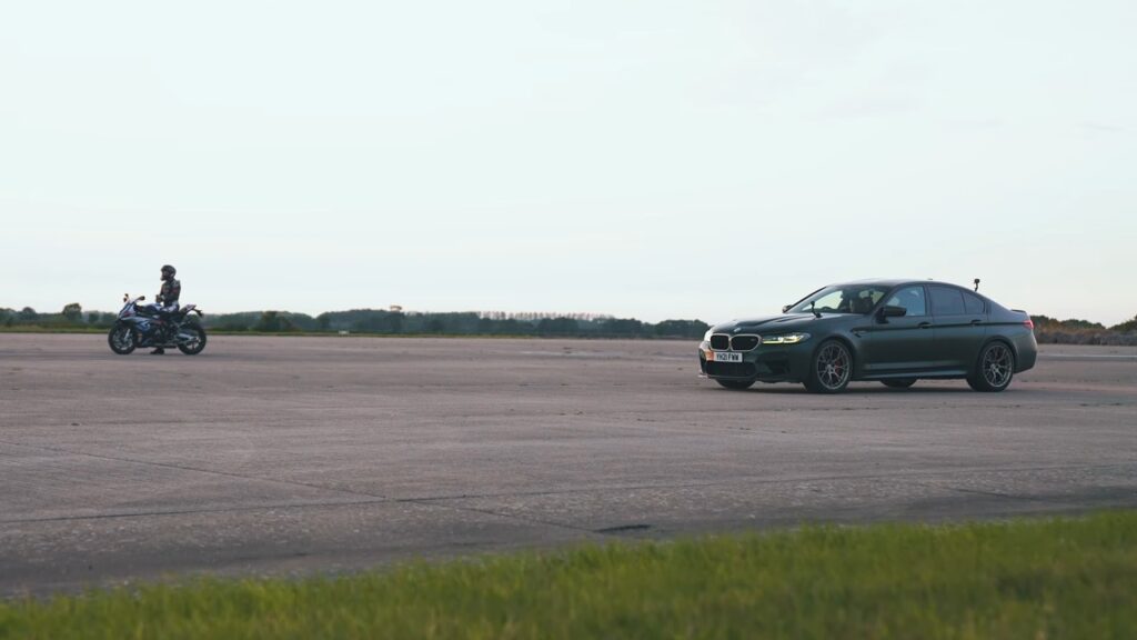BMW M5 CS vs M 1000 RR: chi vince la drag race? [VIDEO]
