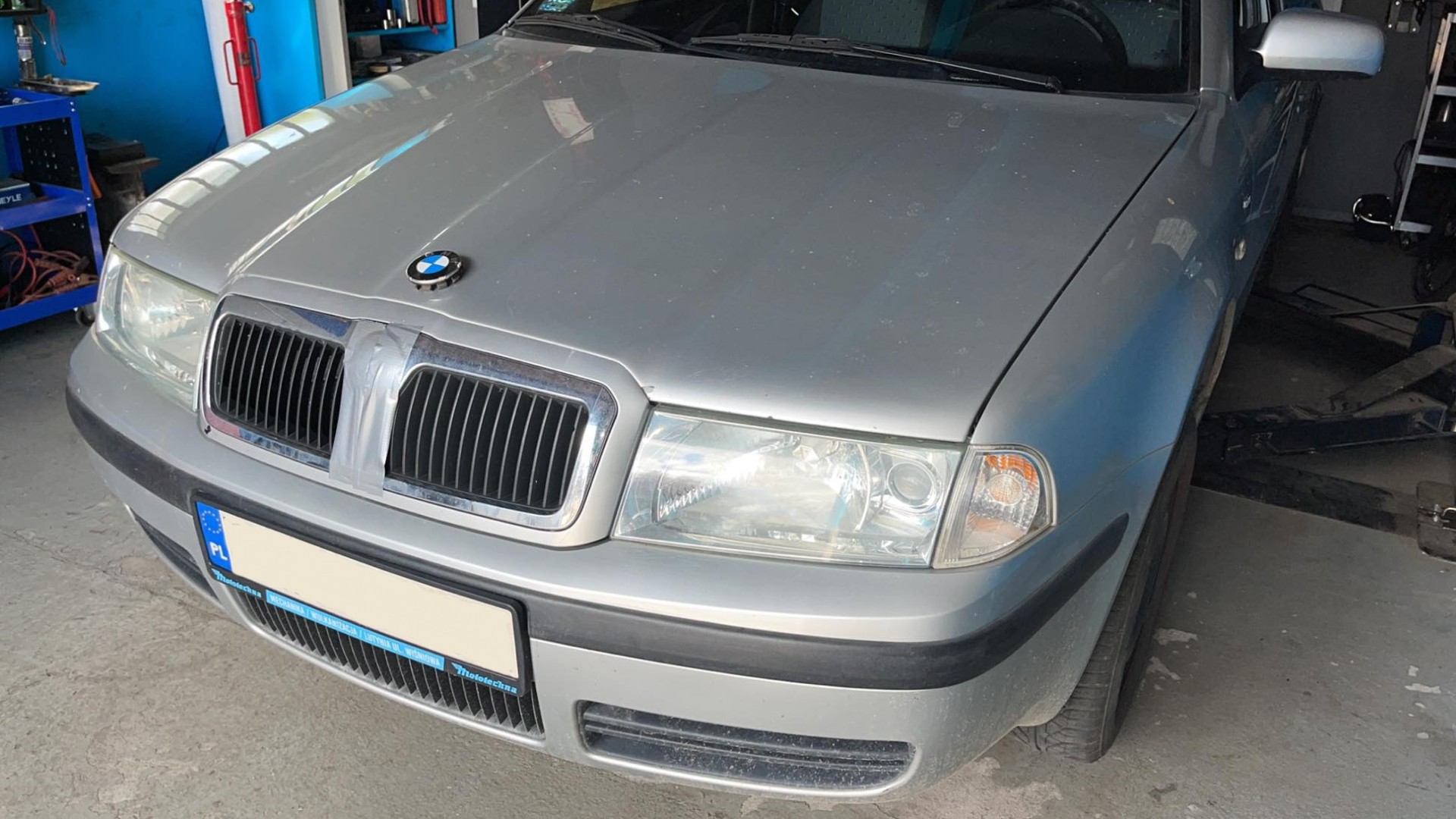 Un uomo trasforma la sua Skoda in una BMW usando del nastro adesivo