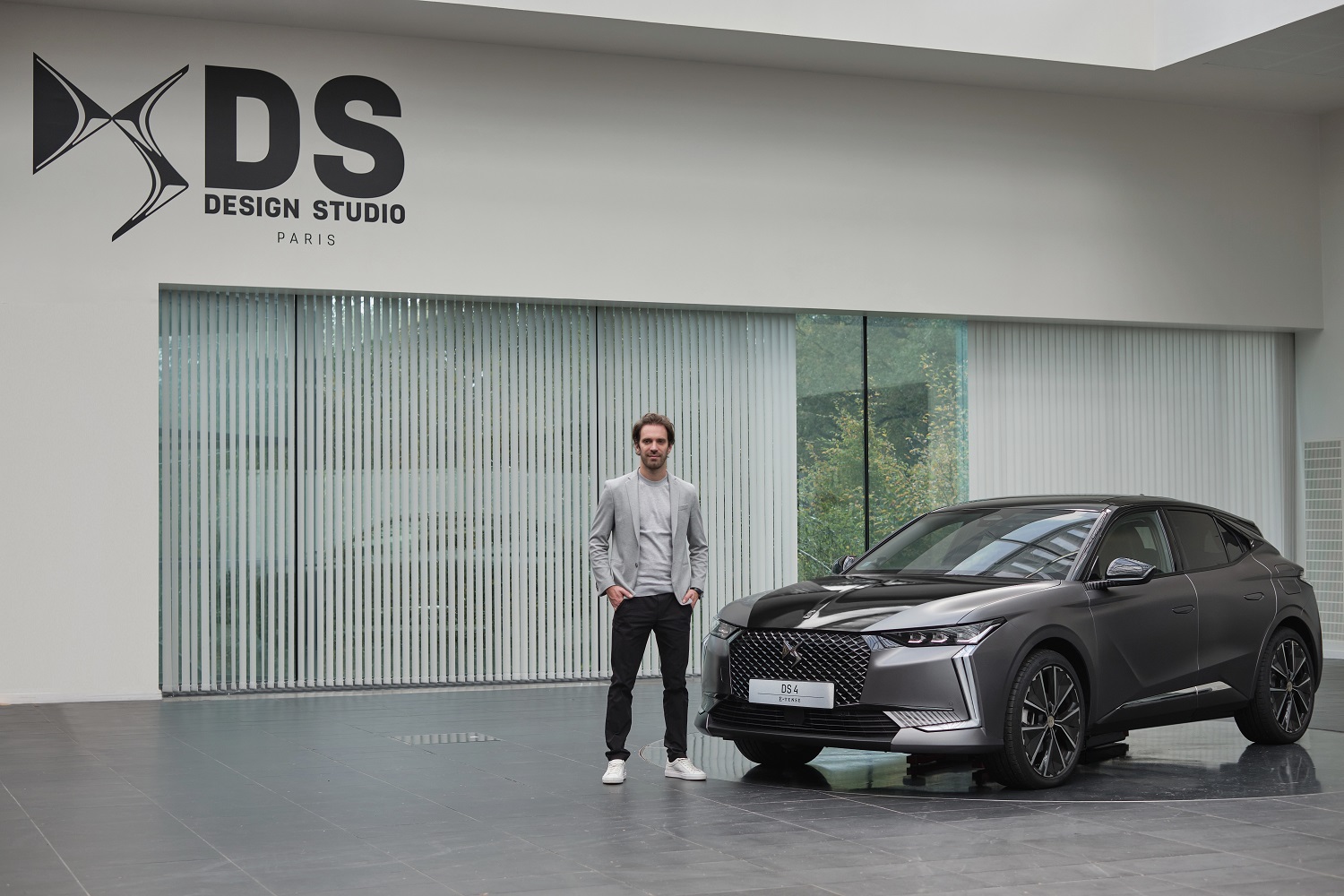 Jean-Éric Vergne riceve la nuova DS 4 E-Tense 225 Performance Line +