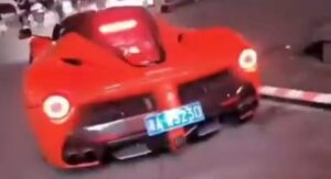 Ferrari LaFerrari: uscita dal parcheggio rovinosa per questo maldestro autista [VIDEO]