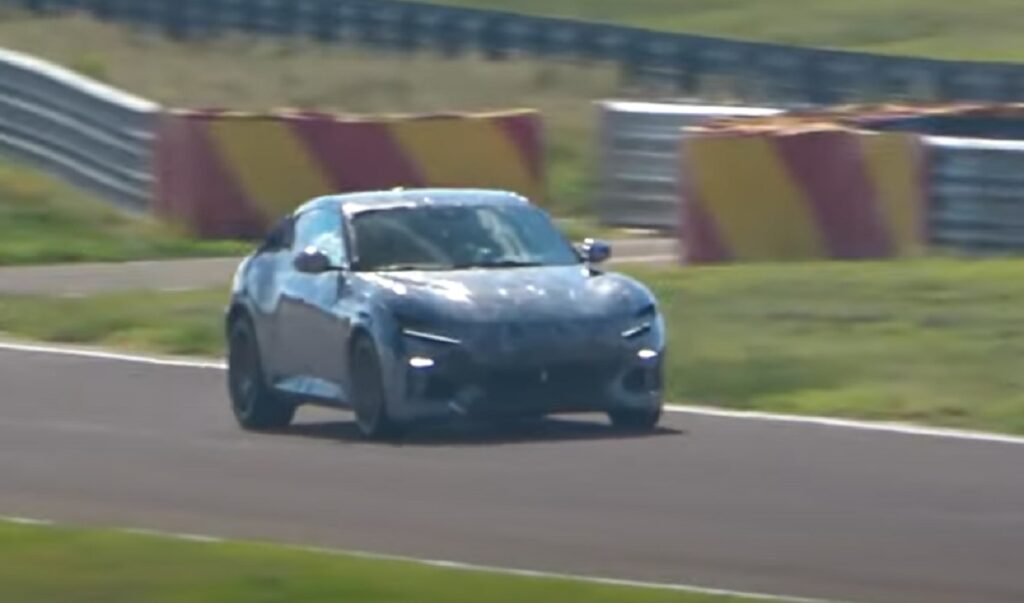 Ferrari Purosangue: il prototipo con il motore V12 dà spettacolo a Fiorano [VIDEO]