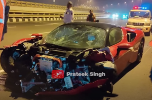 Ferrari SF90 Stradale: incidente ad alta velocità a Mumbai, supercar distrutta [FOTO]