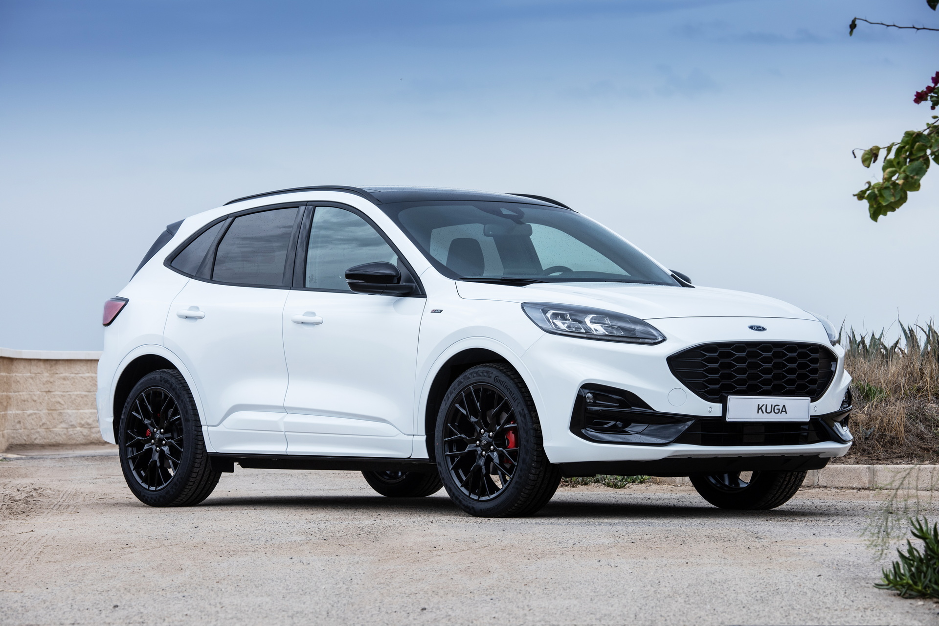 Ford Kuga PHEV debutta in Europa il Black Package