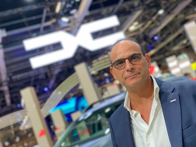 Dacia al Salone di Parigi 2022: Guido Tocci ci racconta la fase di cambiamento del brand [INTERVISTA VIDEO]