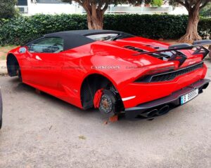 Lamborghini Huracan Spyder lasciata sui mattoni dopo il furto di ruote e freni anteriori