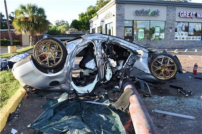 Tre adolescenti rubano una Maserati, in fuga dalla polizia si schiantano a 200 km/h: un morto e due feriti gravi