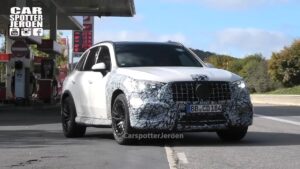 Mercedes-AMG GLC 63 2023 avvistato sul circuito del Nurburgring [VIDEO SPIA]