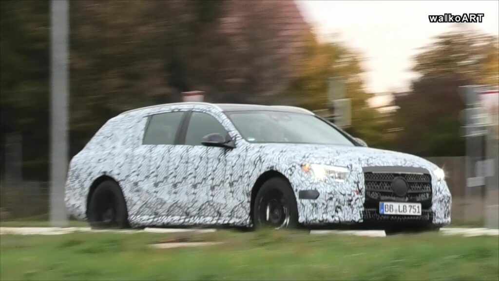 Mercedes Classe E Wagon 2024: nuovo avvistamento sulle strade tedesche [VIDEO SPIA]