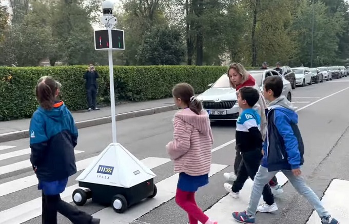 Un robot che aiuta i bambini ad attraversare la strada: la sperimentazione a Milano