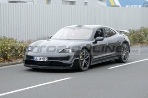 Porsche Taycan: versione con tre motori elettrici in arrivo? [FOTO SPIA]