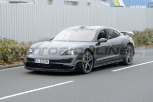 Porsche Taycan: versione con tre motori elettrici in arrivo? [FOTO SPIA]