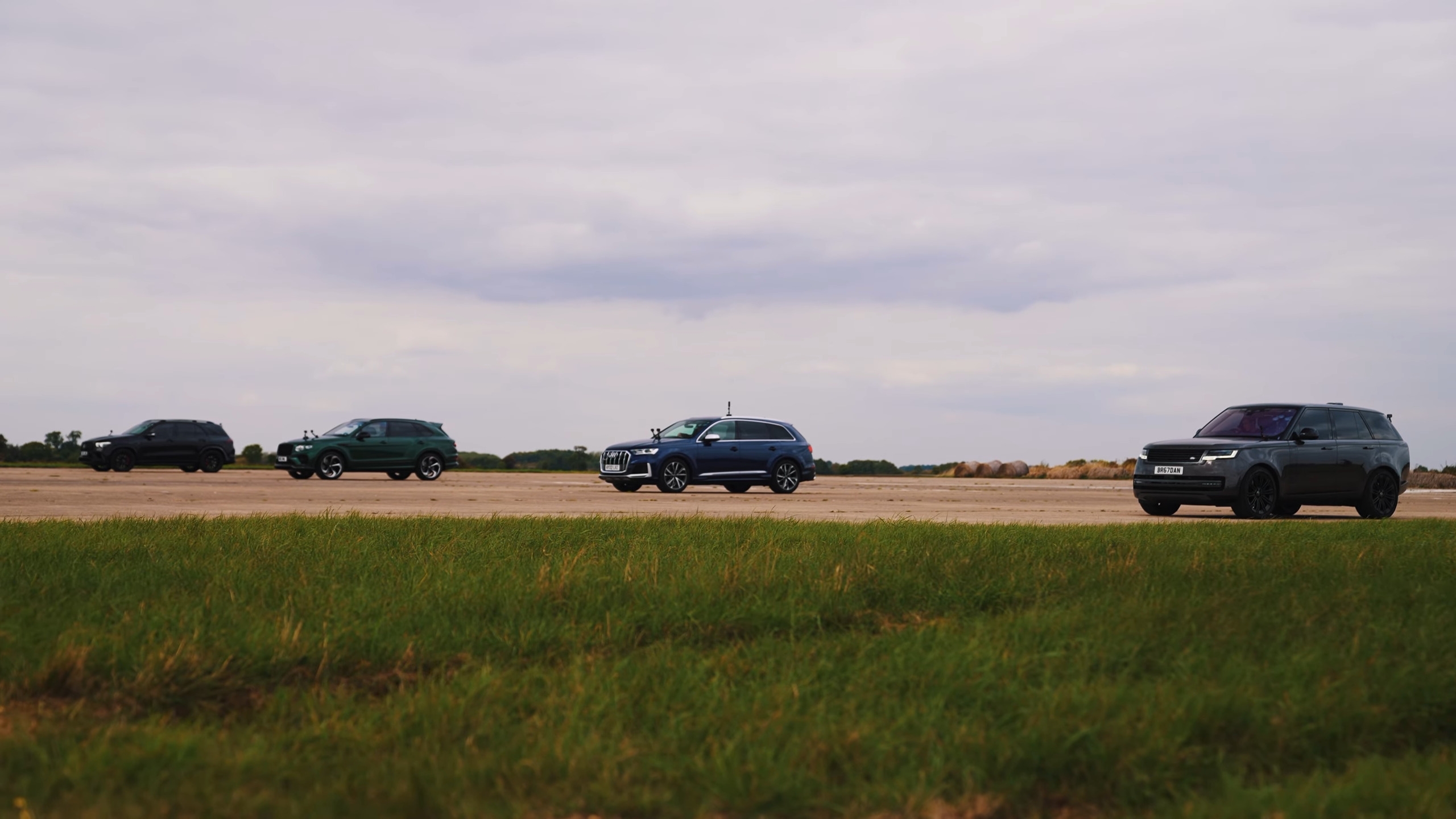 Range Rover P530 vs Audi SQ7 vs Bentayga S vs AMG GLE 63 S: chi vince la drag race? [VIDEO]