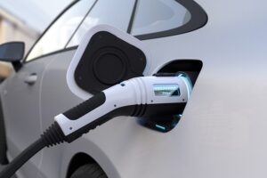 Auto elettrica, la crisi energetica fa lievitare i costi della ricarica: +161% rispetto a un anno fa