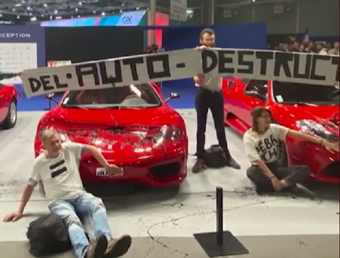 Ferrari imbrattate al Salone di Parigi 2022: nuovo atto di protesta degli attivisti [VIDEO]