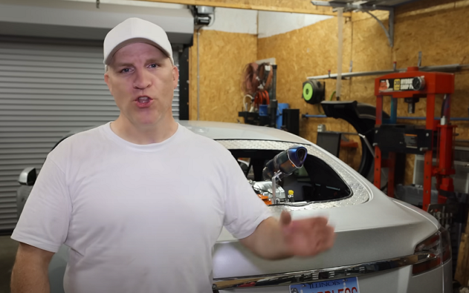 Fa 3.000 km senza fermarsi a ricaricare con la sua Tesla Model S alimentata da un generatore a benzina [VIDEO]