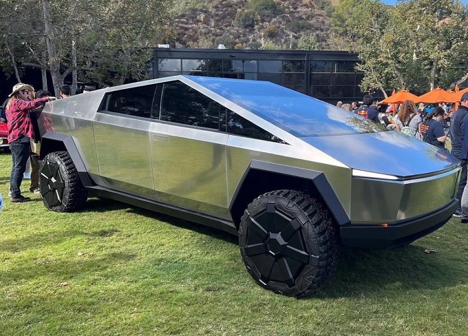 Tesla Cybertruck: nuovi indizi sul modello di serie sempre più vicino [FOTO e VIDEO]