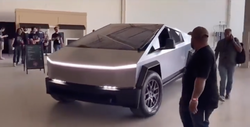 Tesla Cybertruck: l’ultimo prototipo mostra dei nuovi fanali posteriori [VIDEO SPIA]