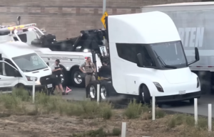 Tesla Semi: prototipo in panne a poche settimane dalle prime consegne [VIDEO]