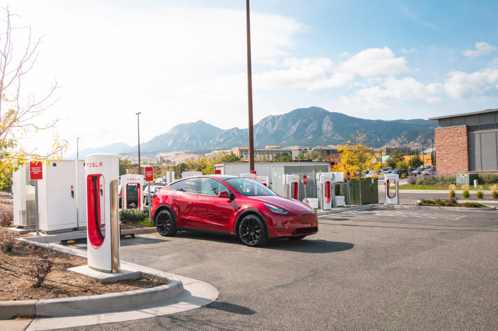 Tesla: le tariffe variabili per i Supercharger ora anche in Europa