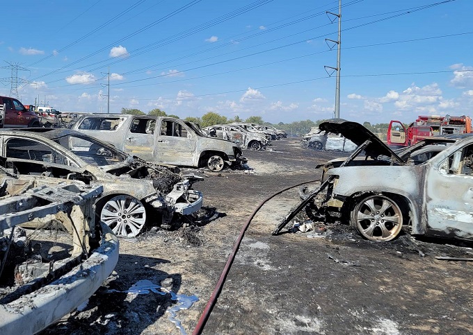Texas, 73 veicoli distrutti da un incendio in fattoria: le fiamme forse innescate da una sigaretta [VIDEO]