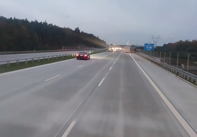 Contromano in autostrada, automobilista evita per un pelo lo schianto frontale [VIDEO]