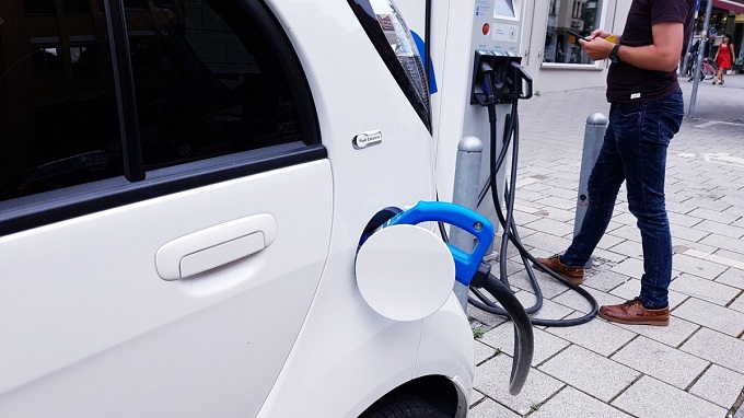 Auto elettrica, la difesa di Motus-E sui costi di rifornimento: “Ricarica più conveniente di benzina e diesel”