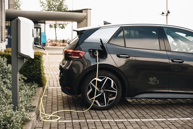 Auto elettriche, crollano le vendite. Bonora (Forum Automotive): “Decide il mercato, non la politica”