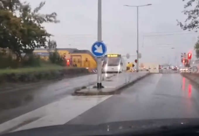 Olanda, autobus resta bloccato sui binari: il treno lo travolge e lo spezza in due [VIDEO]
