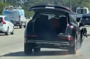 California, donna in autostrada a 130 km/h senza una ruota e col portellone aperto [VIDEO]