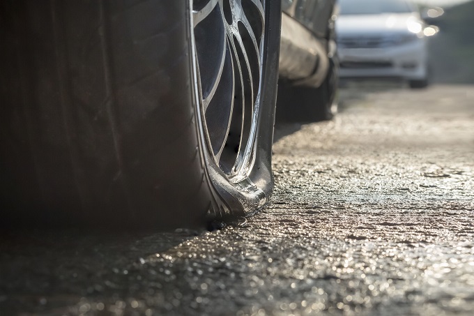 Torino, sgonfiate le ruote di una ventina di SUV: è l’atto di protesta di un collettivo anonimo