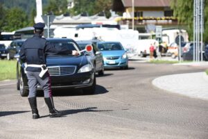 Canta a squarciagola in auto “Polizia non ci prendi”: gli agenti lo fermano