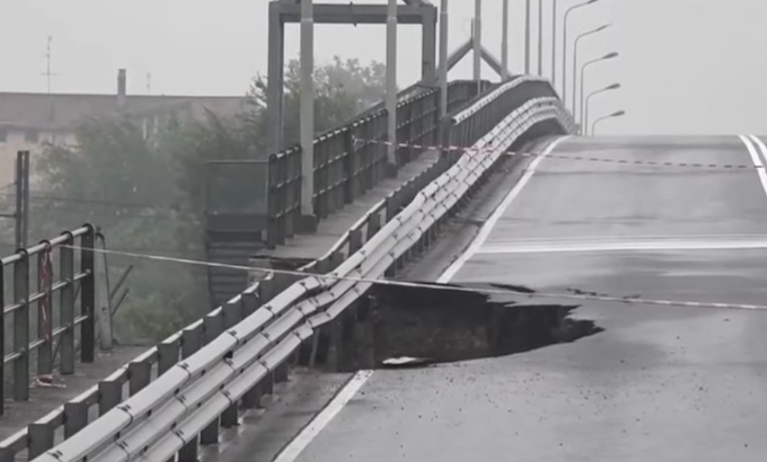 Crolla una corsia del cavalcavia a Novara: auto finisce nella voragine