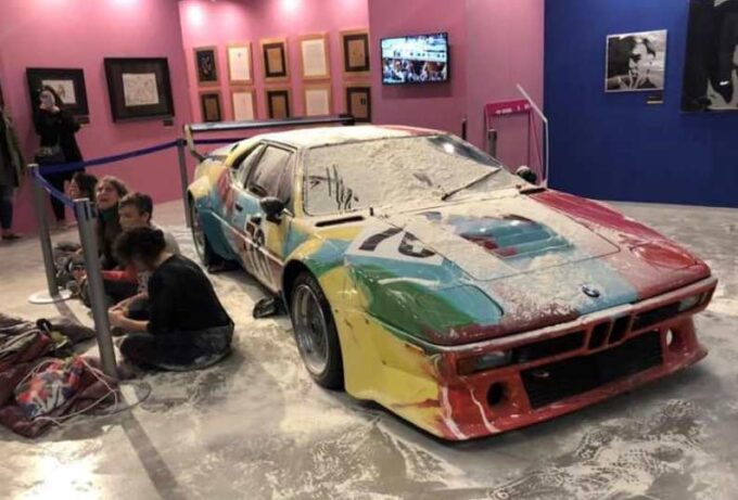 La BMW M1 di Andy Warhol, opera da 10 milioni di euro, ricoperta di farina: nuovo blitz degli attivisti per il clima