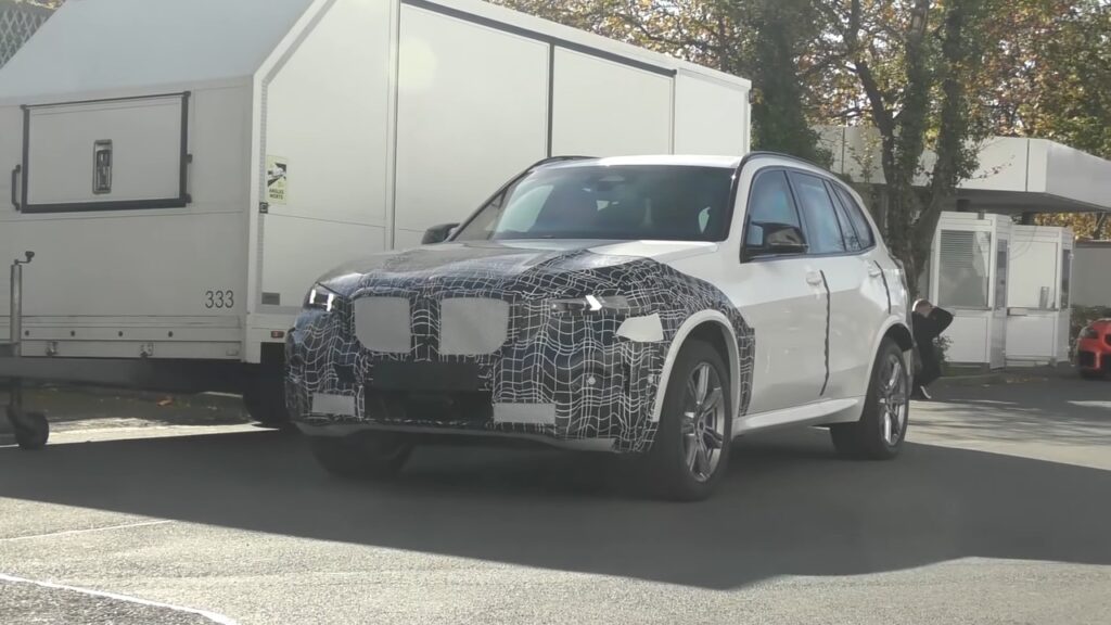 BMW X5 2024: nuovo prototipo avvistato con poco camuffamento [VIDEO SPIA]