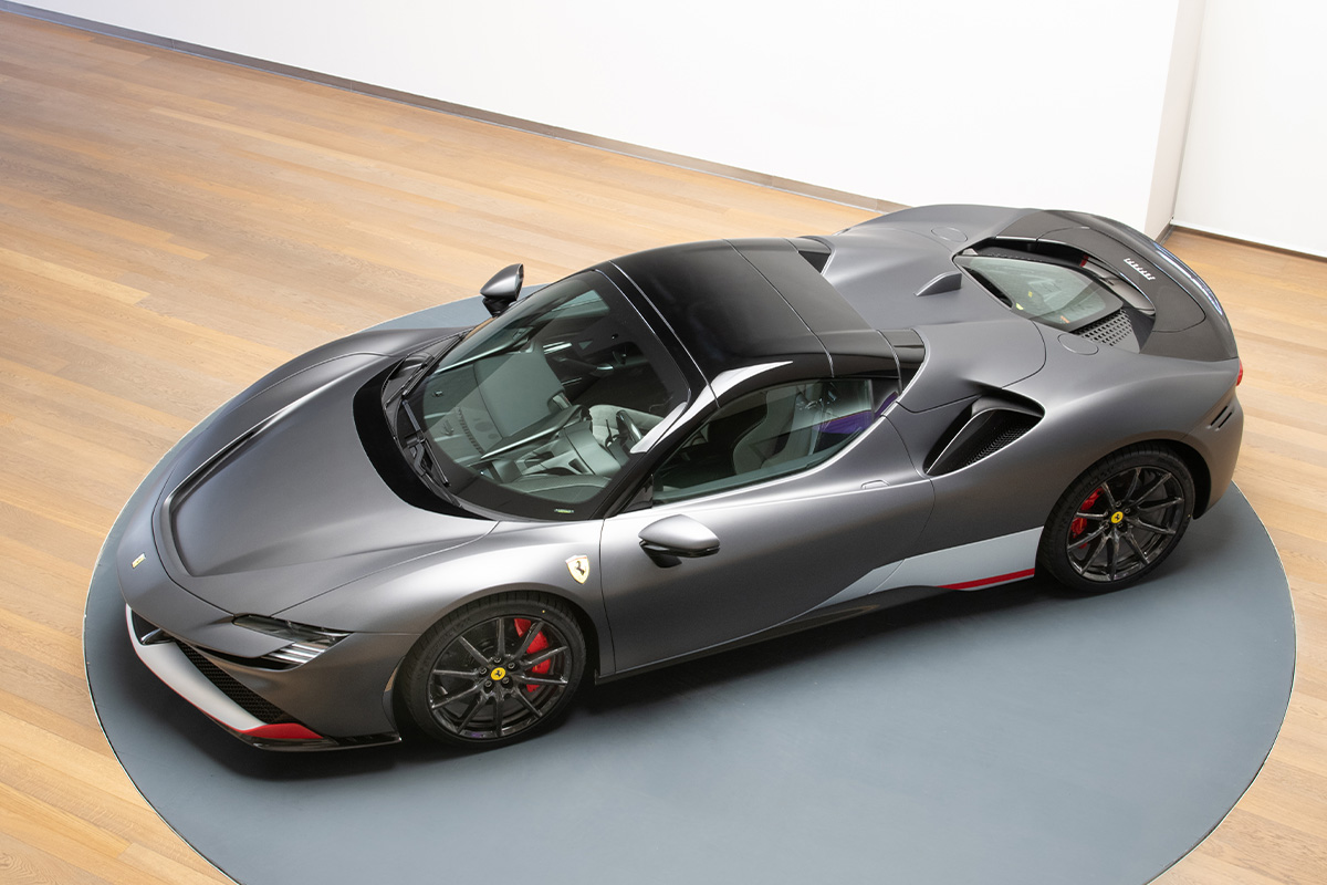 Ferrari SF90 Assetto Fiorano Tailor Made: ecco la one-off ispirata all’asfalto della pista