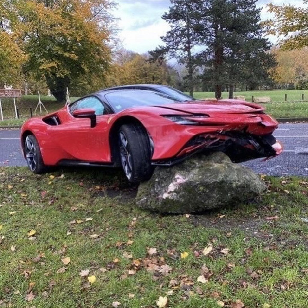 Ferrari SF90 Stradale finisce su una roccia in Francia