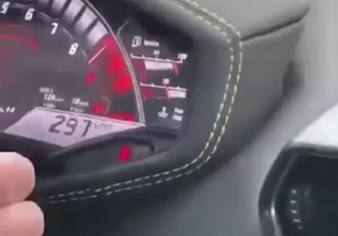 Con la Lamborghini Huracan a 300 km/h in autostrada: poi lo schianto in A16 e le fiamme che divorano l’auto [VIDEO]