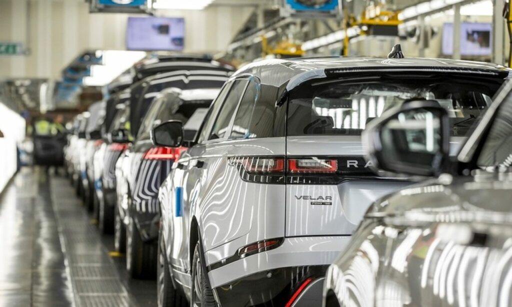 Jaguar Land Rover taglia la produzione a causa della carenza di chip