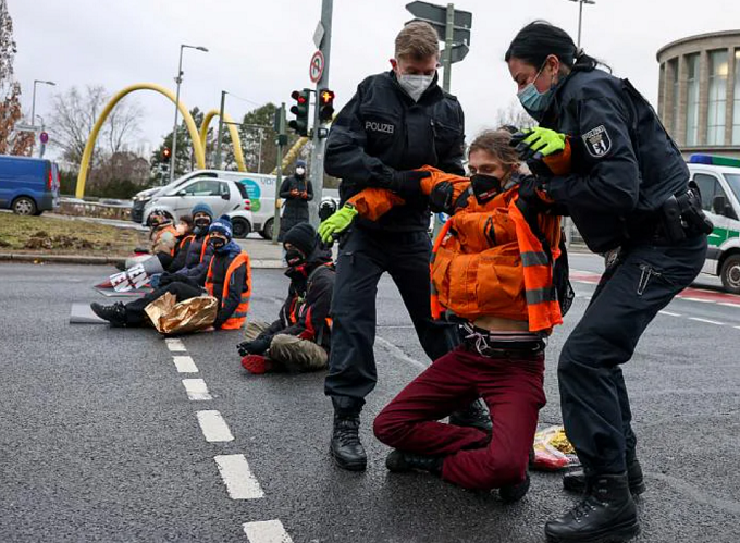 Berlino, attivisti bloccano la strada e i soccorsi arrivano in ritardo: ciclista muore dopo un incidente