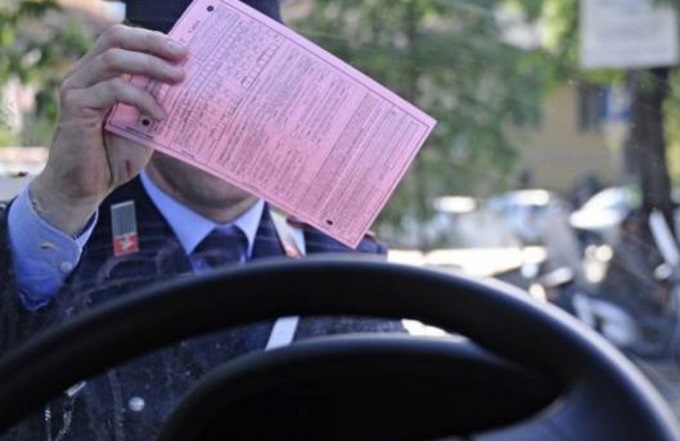 Collezionava multe guidando l’auto della parente morta: dovrà pagare 13.000 euro