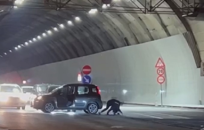 Napoli, rissa in strada blocca il traffico: due uomini si picchiano all’uscita della galleria [VIDEO]