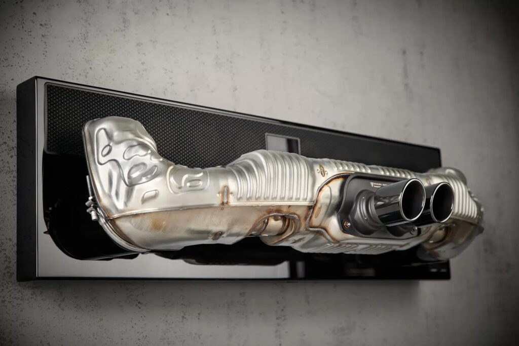 Porsche realizza una soundbar da 9.000 euro con il sistema di scarico di una 911 GT3