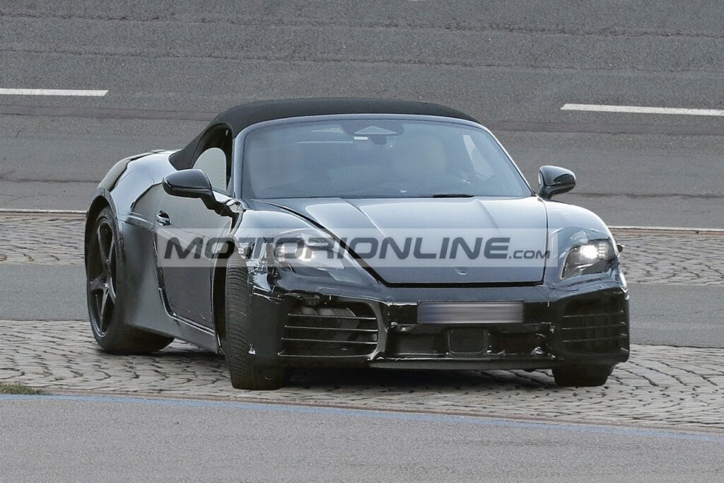 Porsche 718 Boxster 2025: ecco la nuova elettrica su strada [FOTO SPIA]