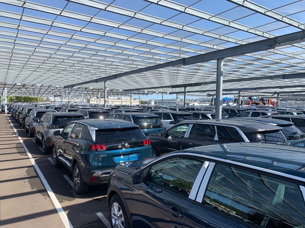 Stellantis in Francia costretta a parcheggiare le sue auto in un aeroporto abbandonato