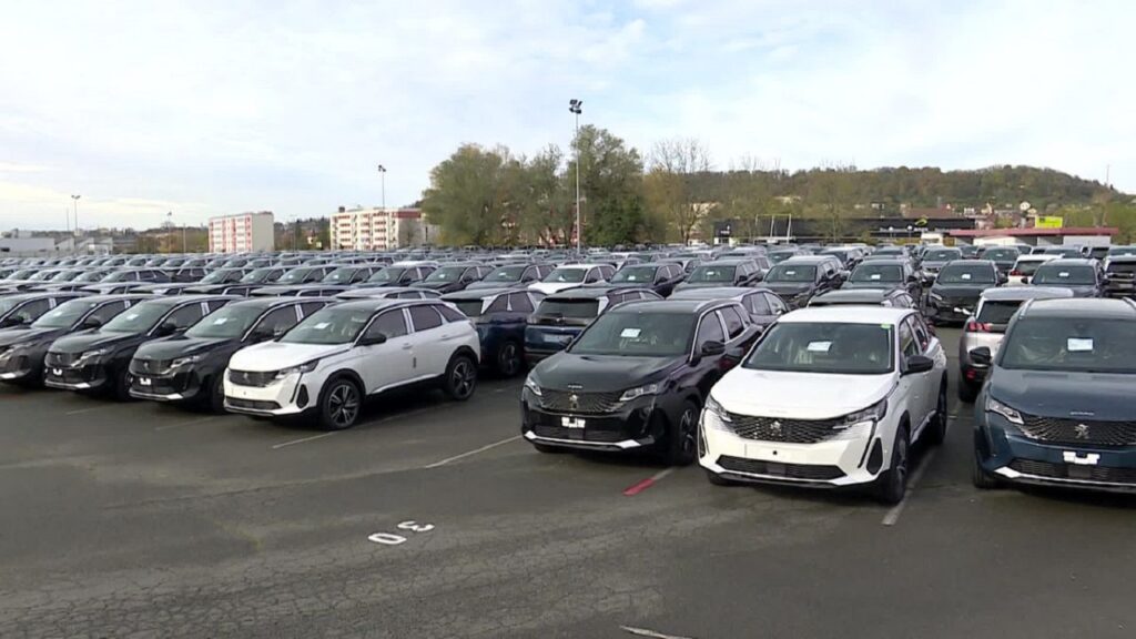 Stellantis: problemi logistici in Francia, migliaia di auto ammassate nei parcheggi