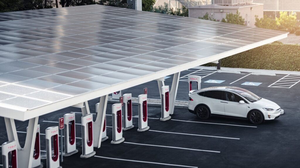 Tesla: anche in Italia supercharger disponibili a tutte le auto elettriche