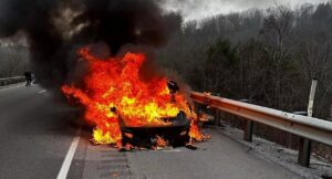 Tesla Model S in fiamme: i vigili del fuoco usano 45.000 litri d’acqua per spegnere l’incendio