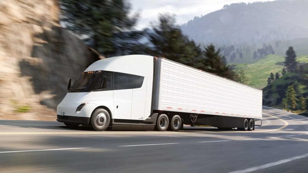 Tesla Semi completa il primo viaggio di 800 km a pieno carico