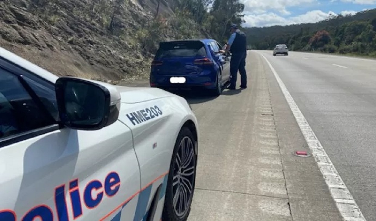 Volkswagen Golf R beccata dalla polizia a 280 km/h: arrestato il conducente